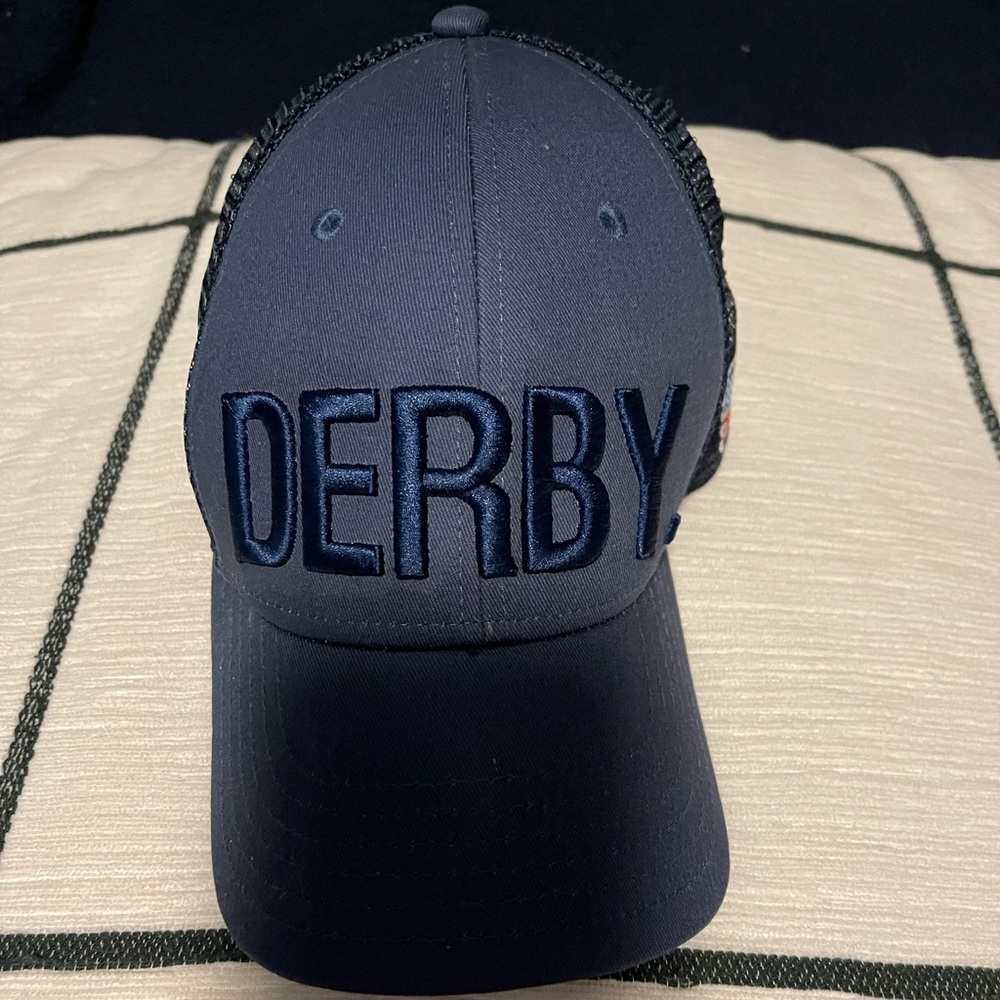 NWOT VINEYARD VINES KENTUCKY DERBY TRUCKER HAT SNAP BACK CLOSURE.